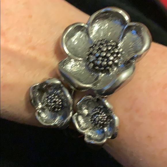 Silver flower clasp bracelet - Picture 2 of 4